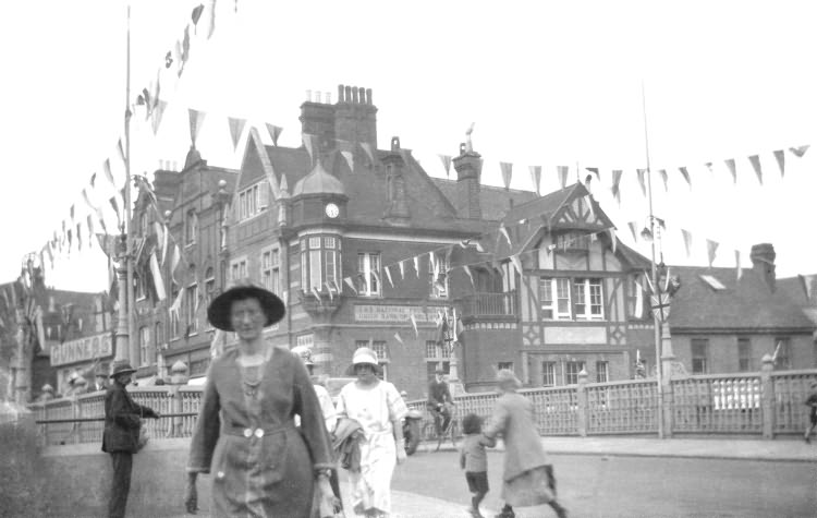 High Street and Bridge over the Medway - c 1918